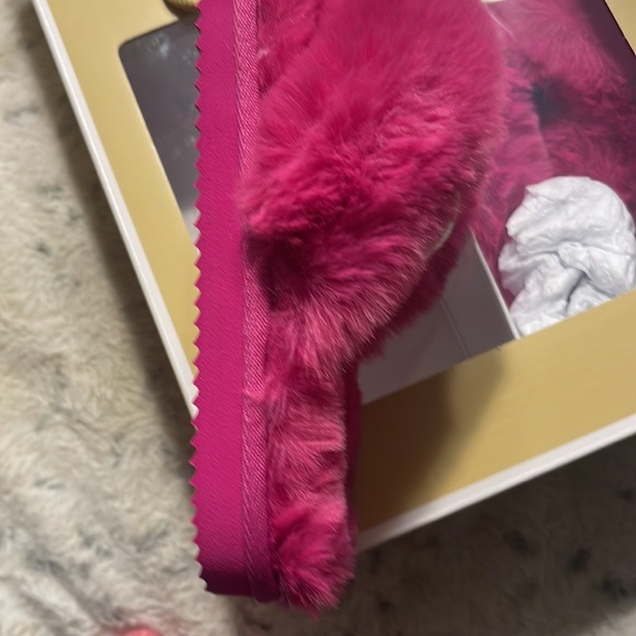 New in box Michael Kors fuzzy sandals - Picture 3 of 4